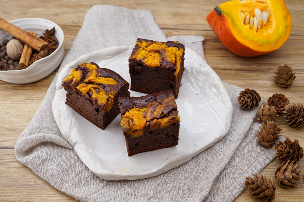 Kürbis-Gewürz-Brownies mit Erdnussmehl