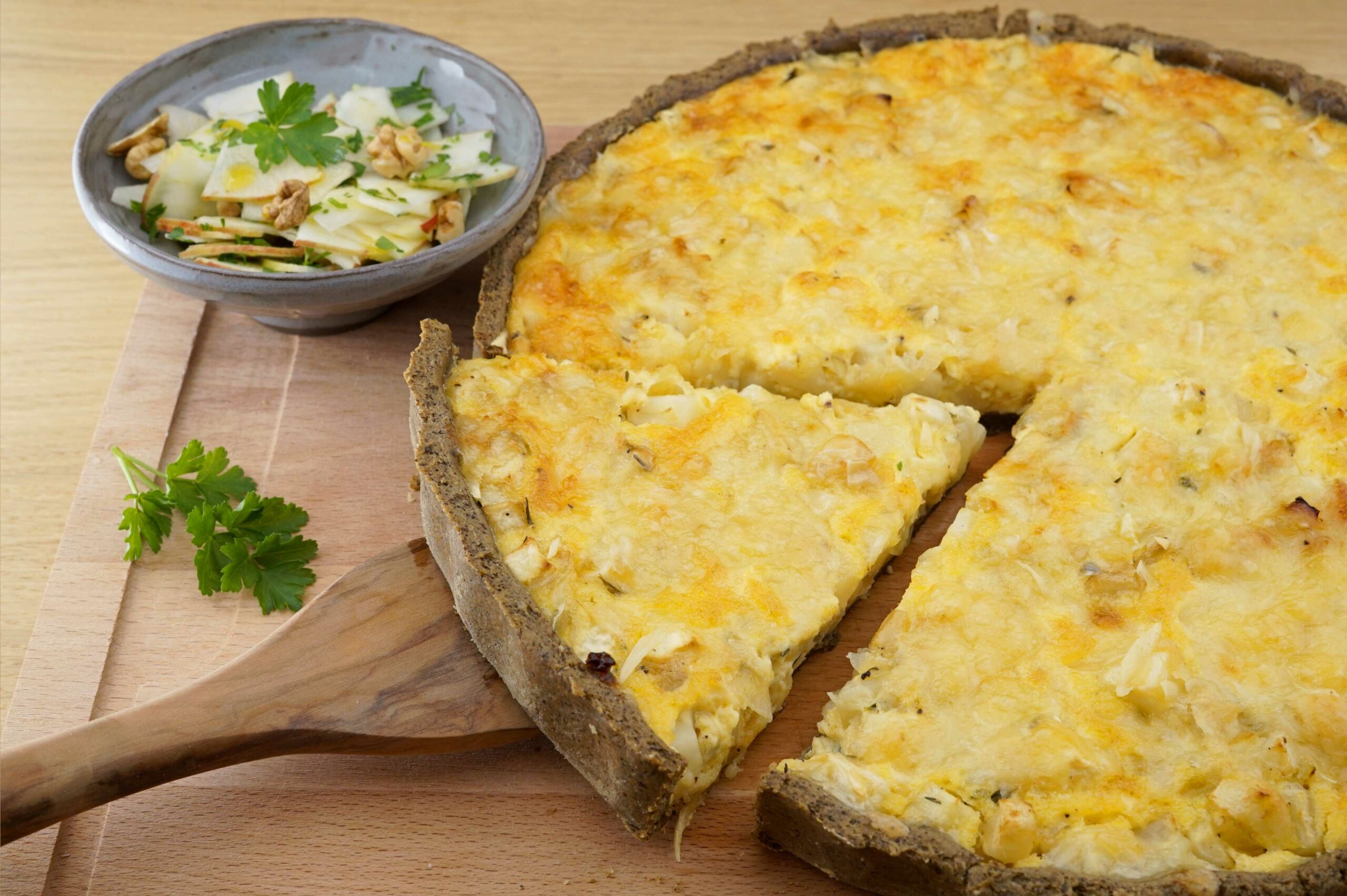 Sellerie-Hanf-Quiche mit Apfel-Walnuss-Salat
