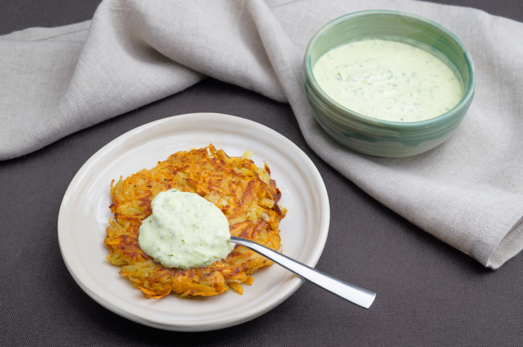 Süßkartoffelrösti mit Endiviencreme und Rapsöl