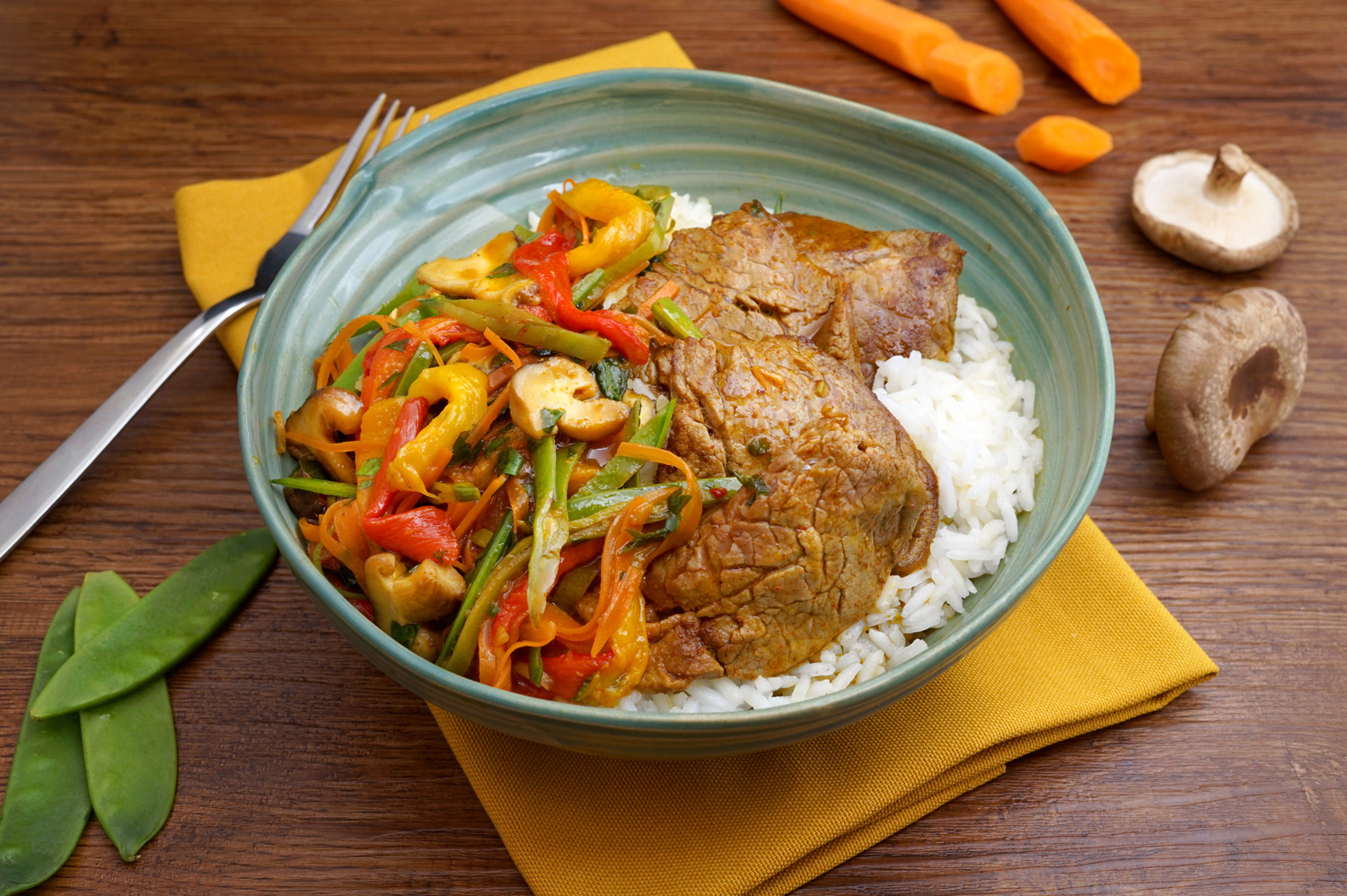 Bunte Gemüsepfanne mit Rinderfilet und Sesamöl