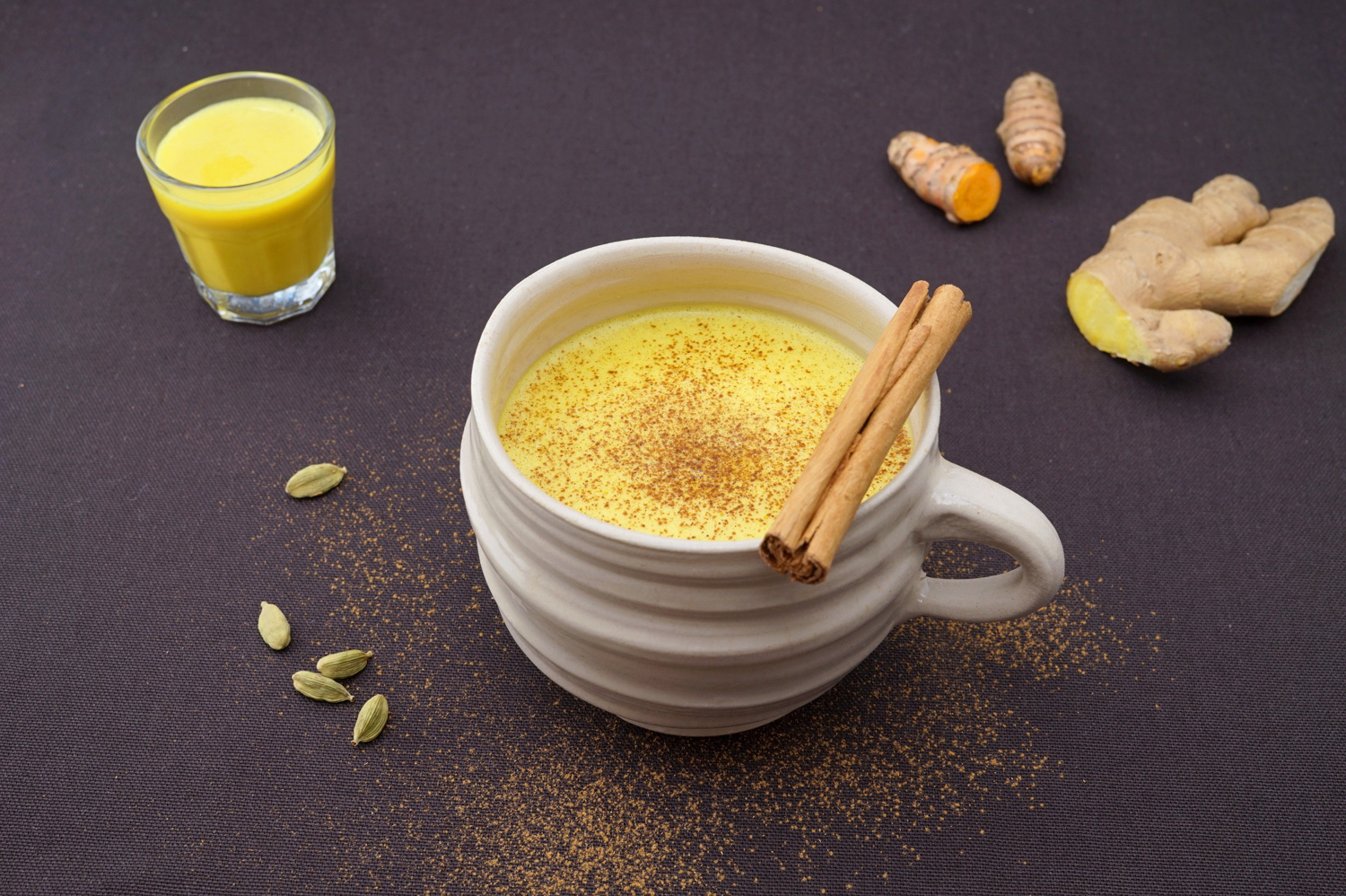 Goldene Milch mit Mandelöl