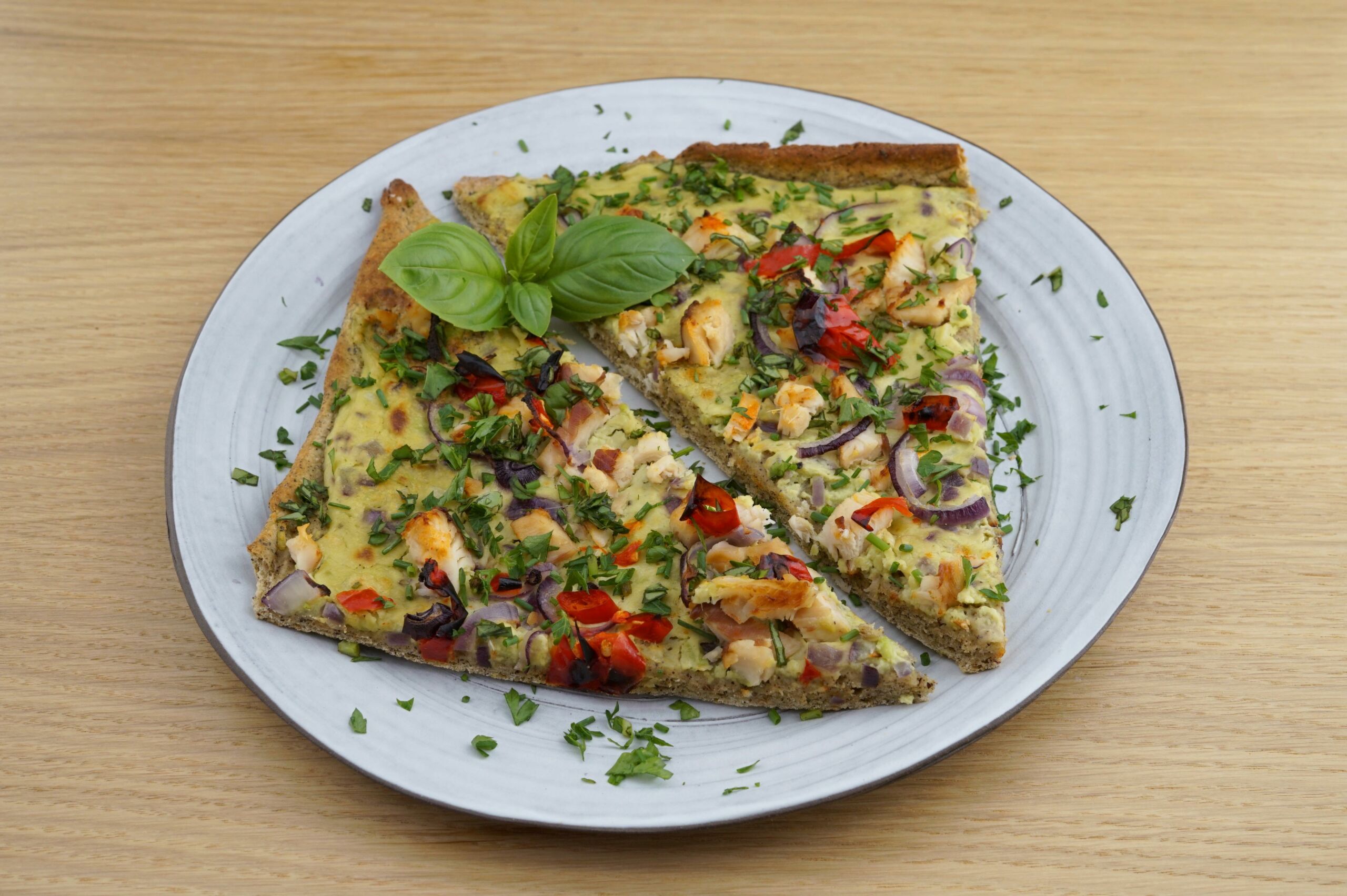 Räucherforellen-Avocado-Tarte mit Hanfmehl