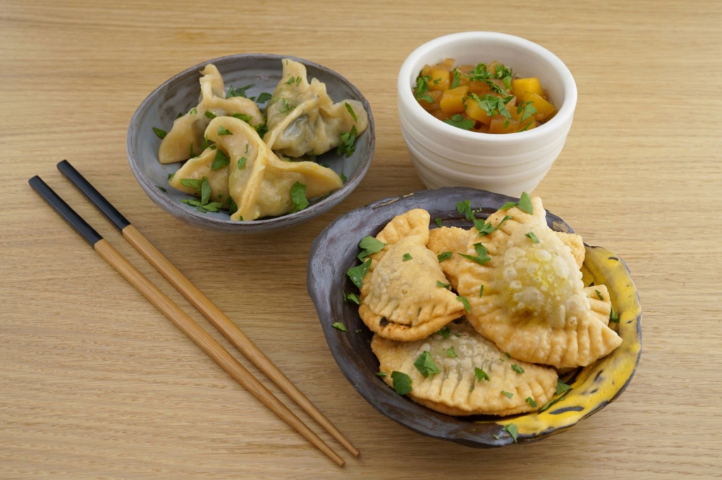 Teigtaschen mit zweierlei Füllungen und Mango Chutney