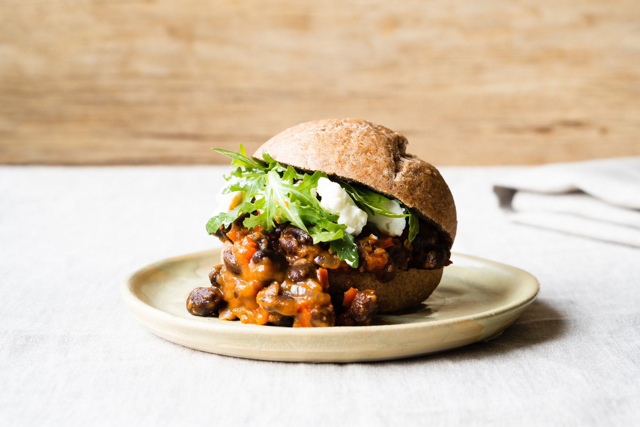 Sloppy Joe mit Bohnen und Erdnussmehl-Brötchen
