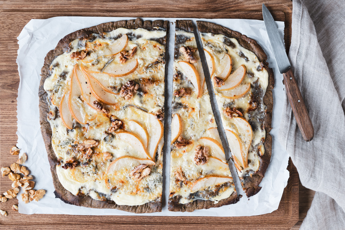Flammkuchen mit Hanfmehl, Birnen und Gorgonzola