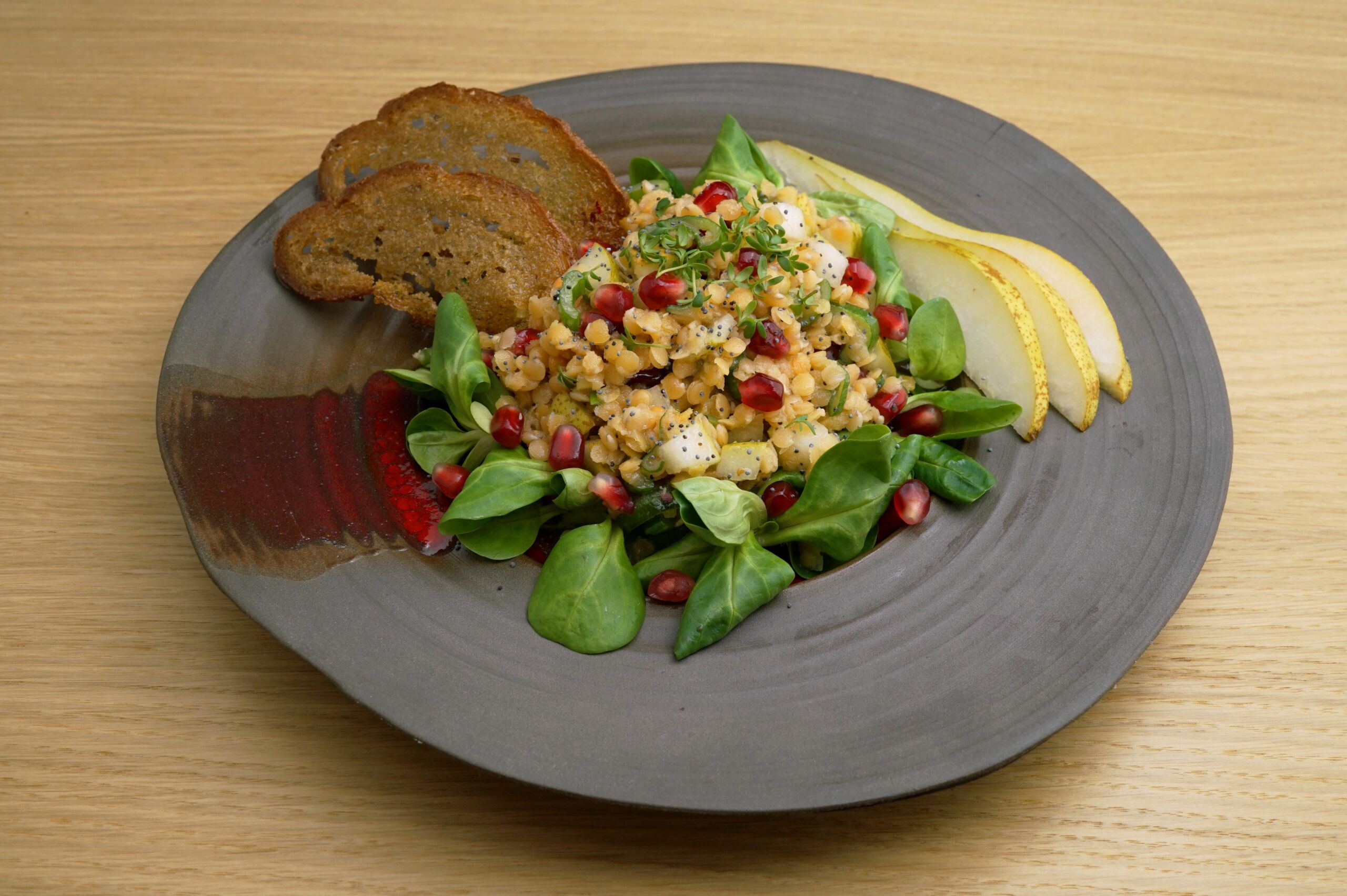 Granatapfel-Birnen-Salat mit Linsen und Mohnöl