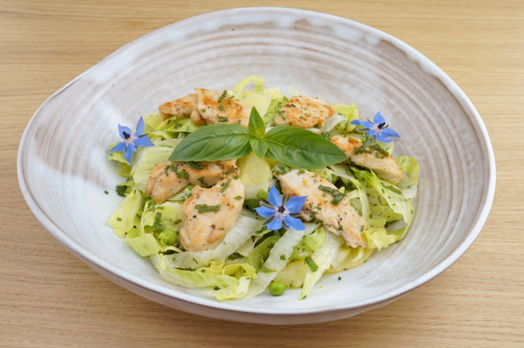 Kartoffelsalat mit Hähnchenfilets und Sonnenblumenöl