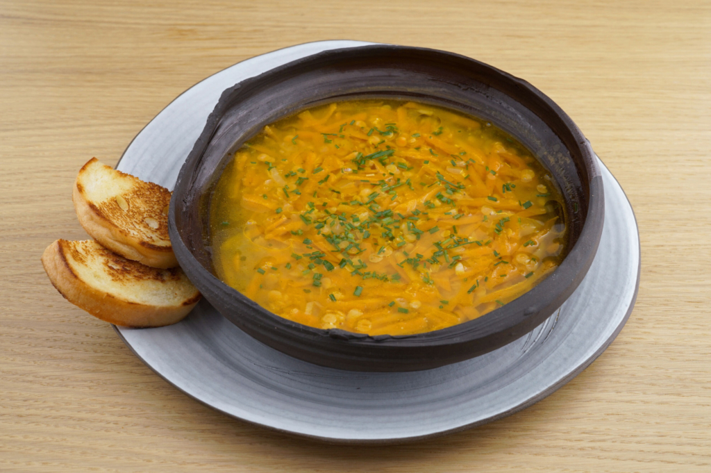Karotten-Linsen-Suppe mit Distelöl