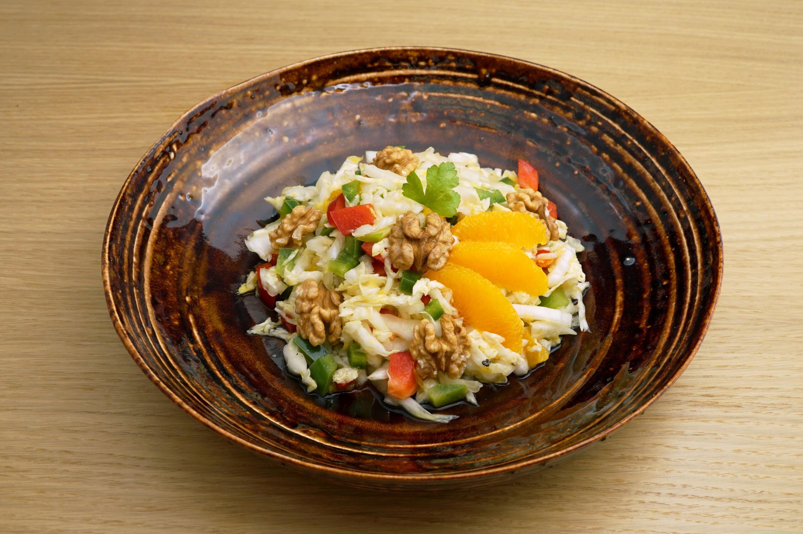 Chinakohl-Paprika-Salat mit Ingwerdressing und Walnussöl