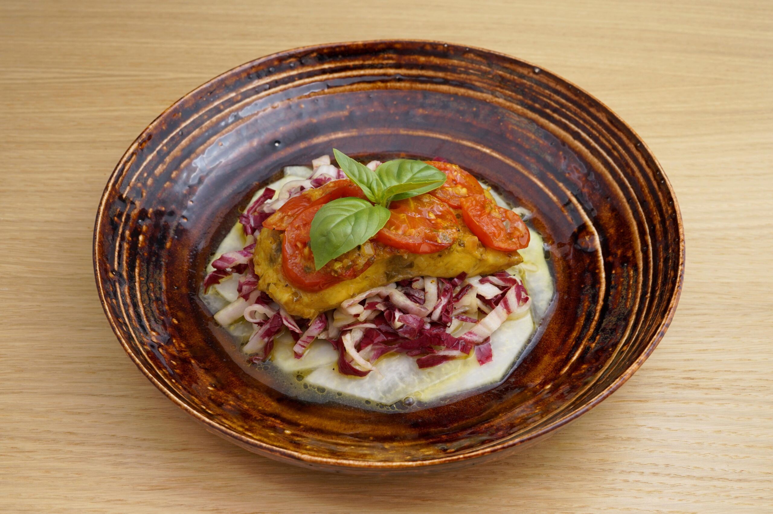 Gegrilltes Welsfilet auf Radicchio-Kohlrabi-Salat mit Hanföl