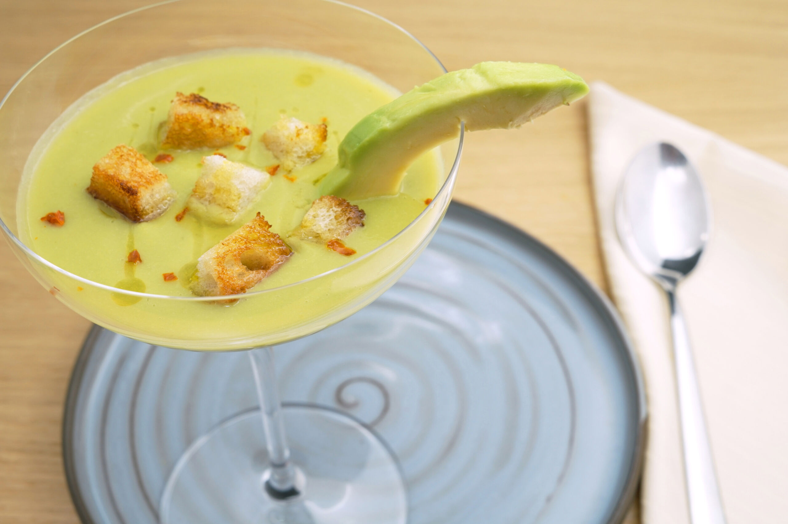 Kalte Erbsen-Avocado-Suppe mit Hanföl
