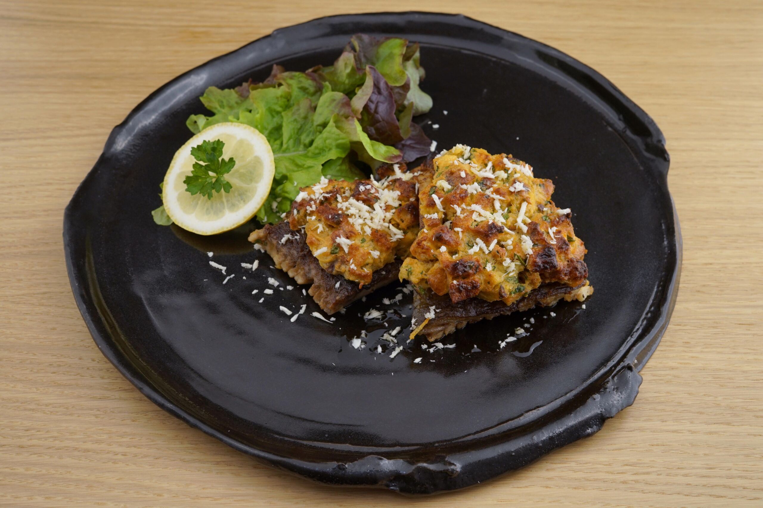 Karpfen mit Kren­kruste und Macadamia­nussöl