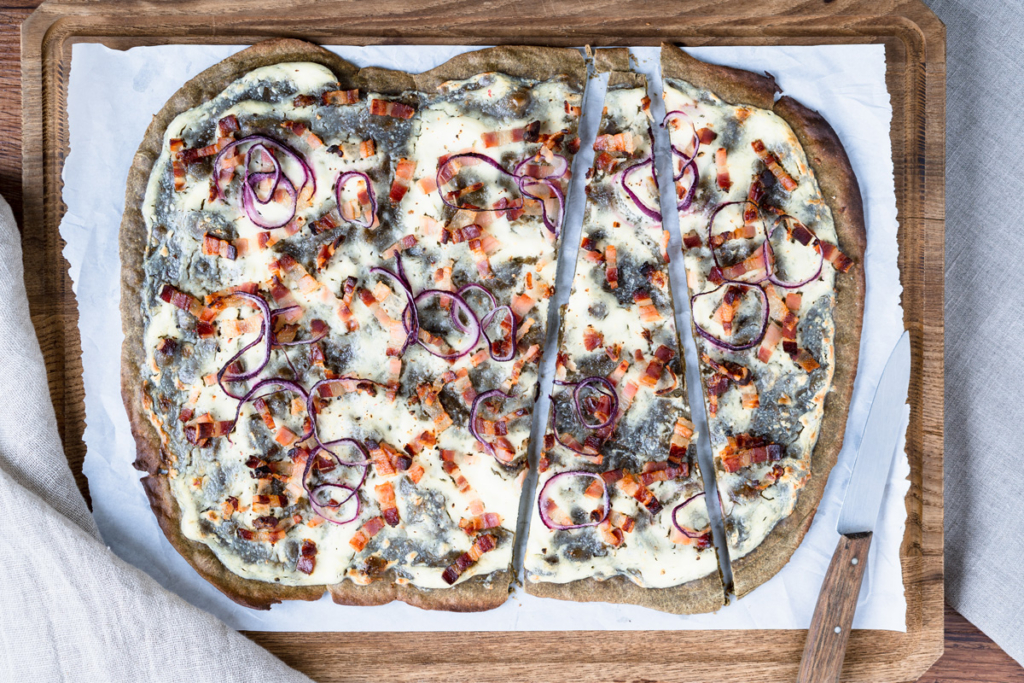Flammkuchen mit Kürbiskernmehl, Speck und Zwiebeln
