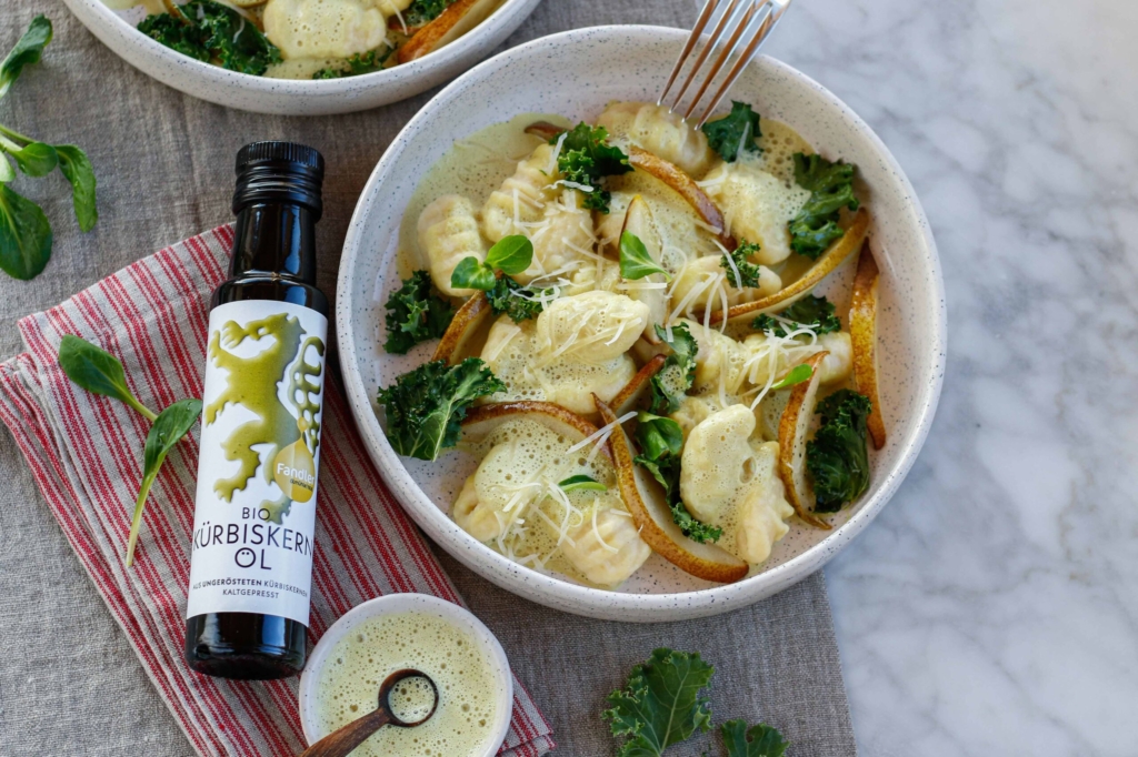 Bergkäse Gnocchi mit gebratenen Birnen und Kürbiskernöl-Sauce