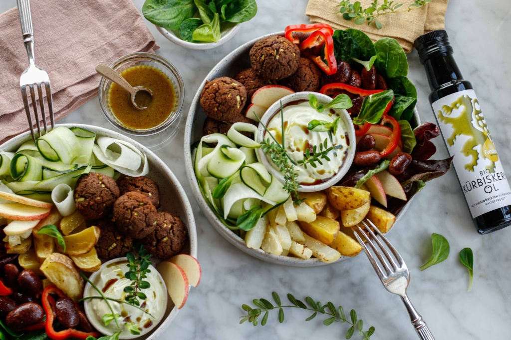 Bunte Veggie Bowl mit Käferbohnenbällchen und Kürbiskernöl-Dip