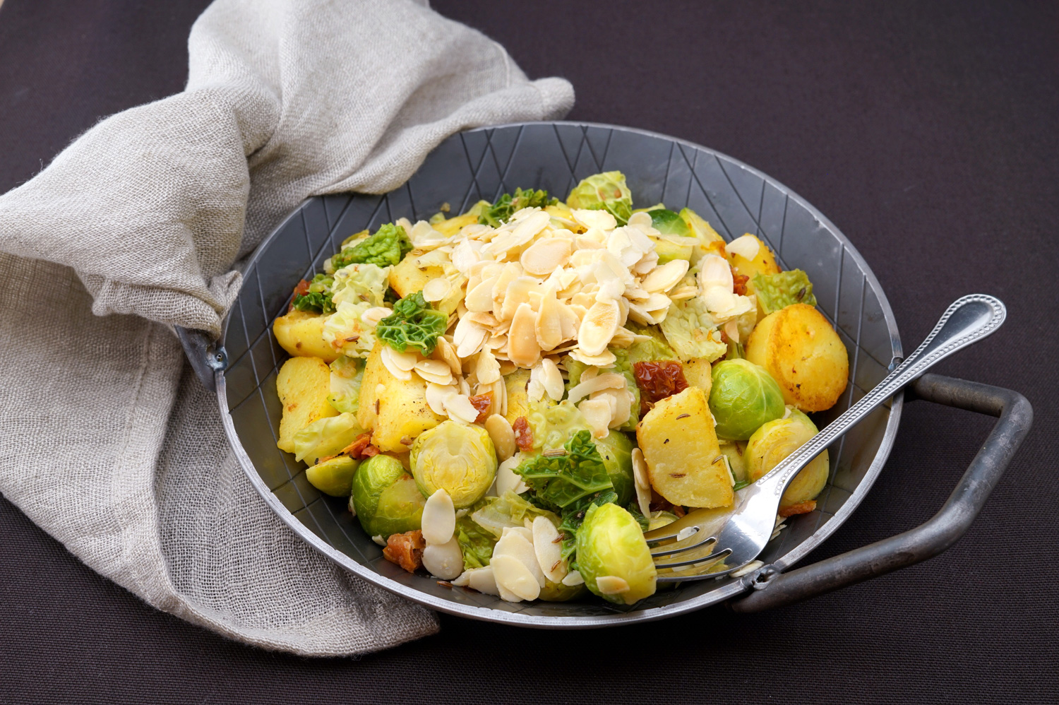 Herzhafte Erdäpfel-Kohl-Pfanne mit Mandeln und Sesamöl