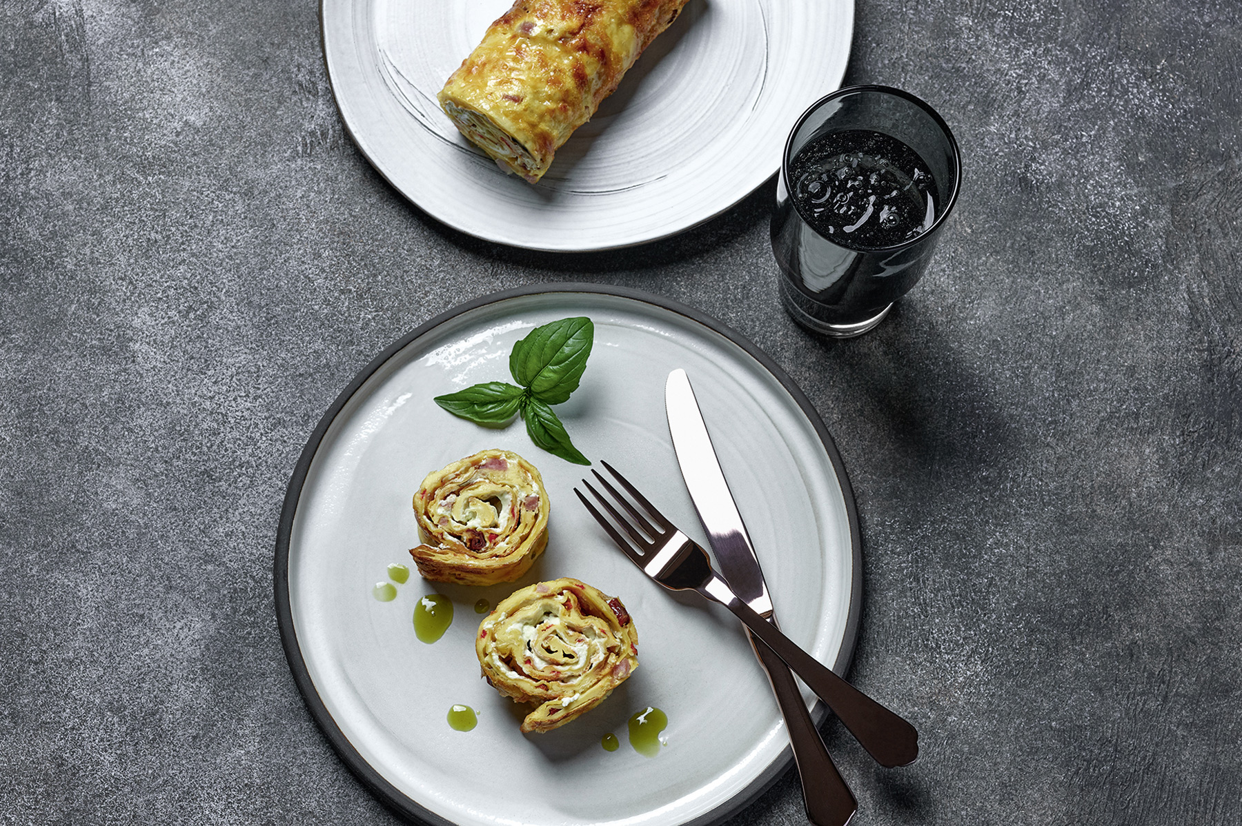 Pikante Ofen­palatschinken mit Erdnuss­mehl und Hanföl­frischkäse