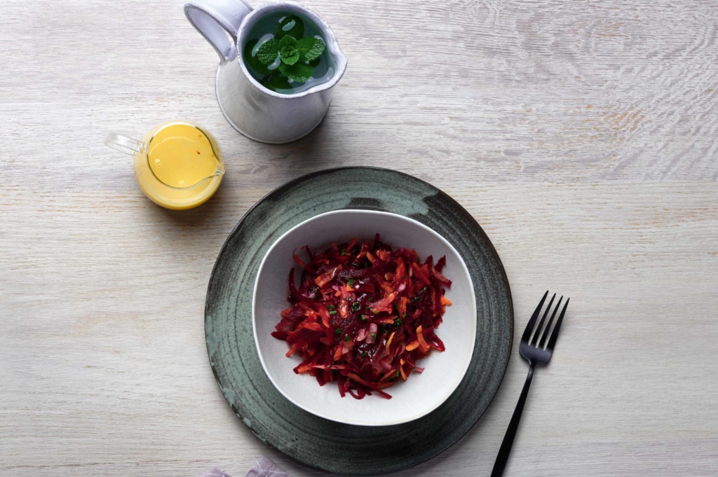 Rohnen-Rohkostsalat mit Orangen-Mandel-Dressing