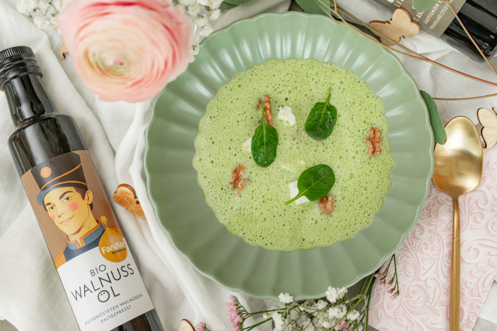 Spinatcremesuppe mit Schafkäse und Walnüssen