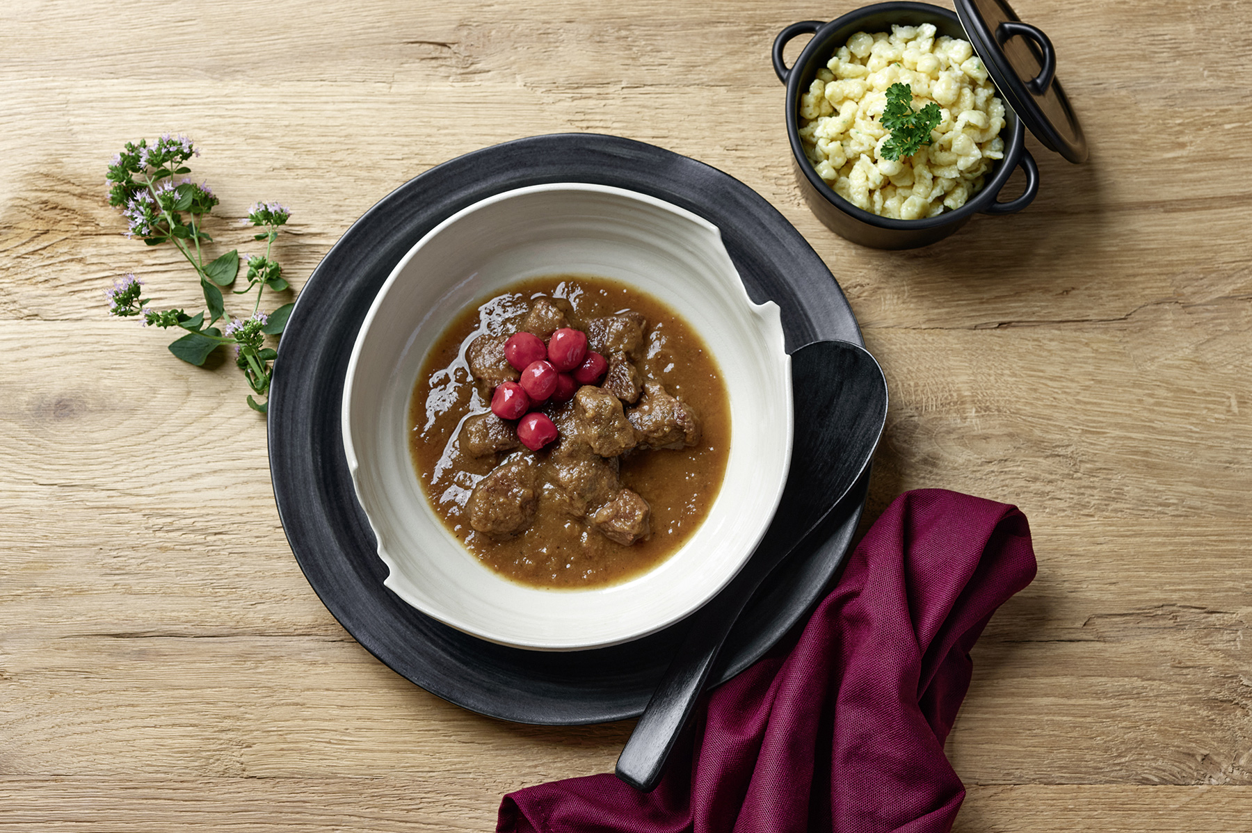 Wildschweingulasch mit Kräuterspätzle