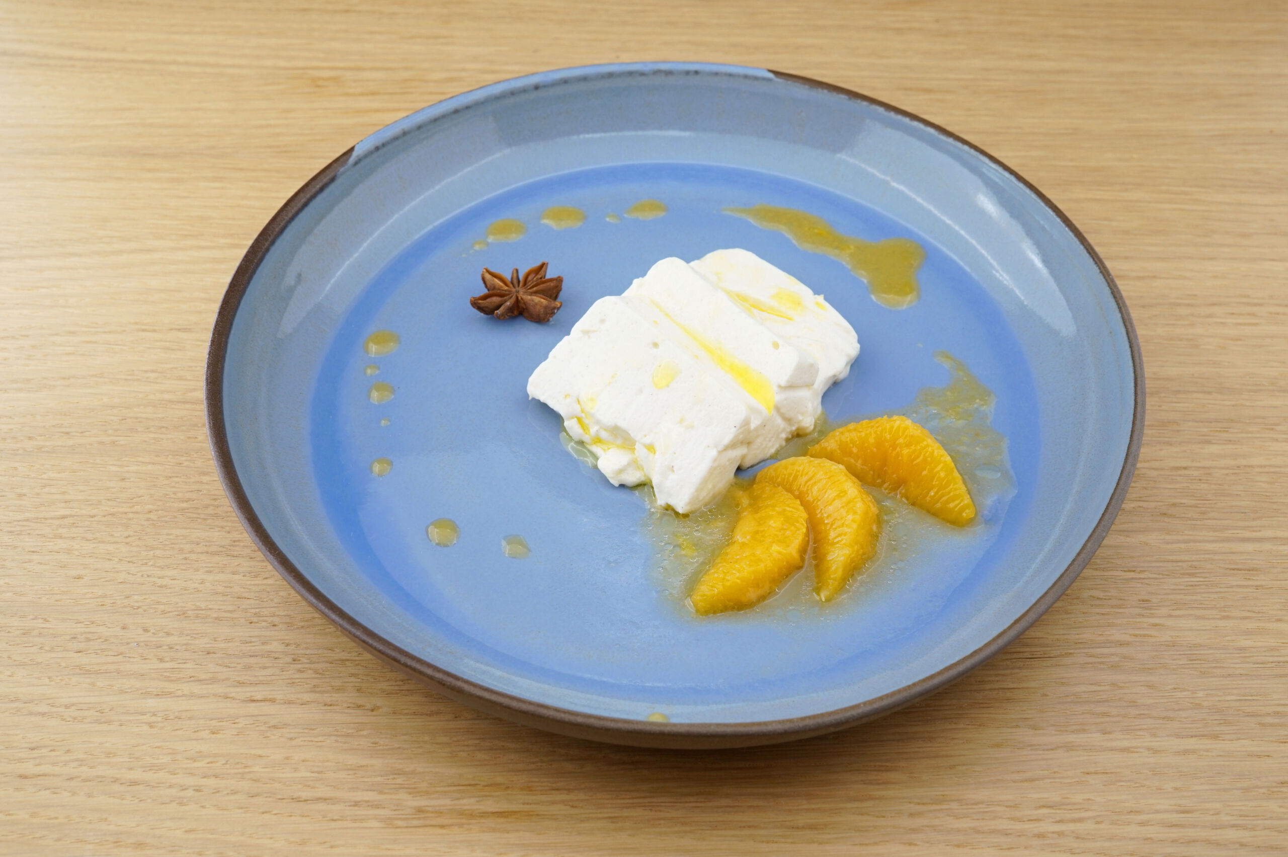 Schafjoghurt­mousse mit Gewürz­orangen