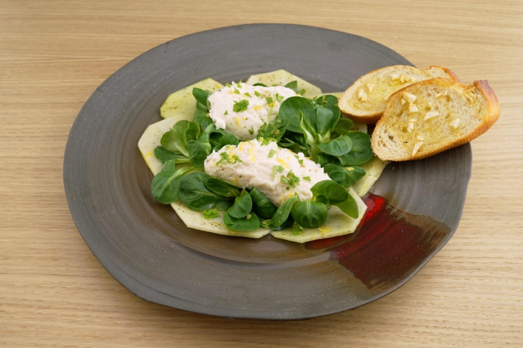 Fischmousse auf Salatbett