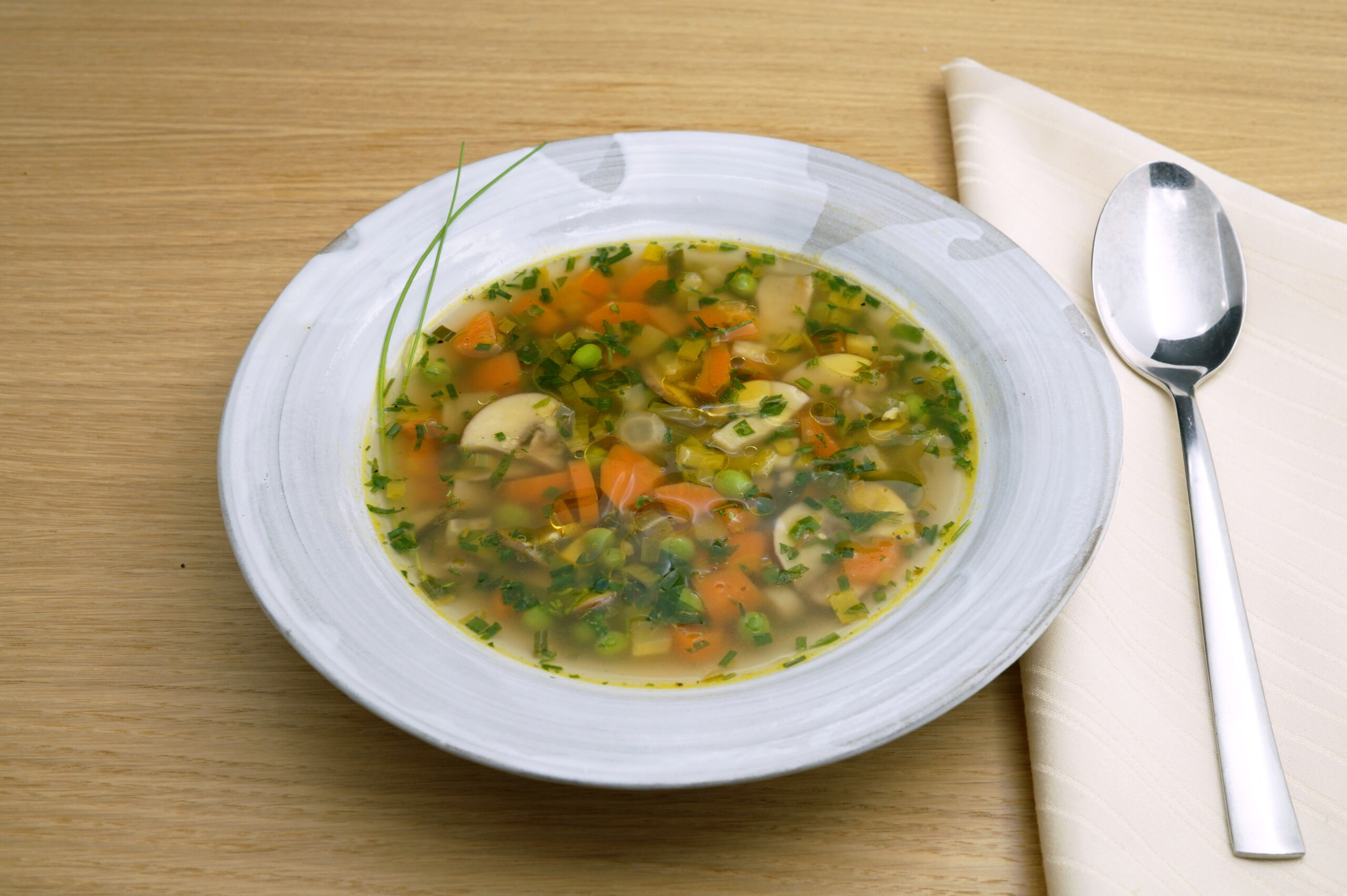 Bunte Frühlings[-]suppe mit Camelinaöl