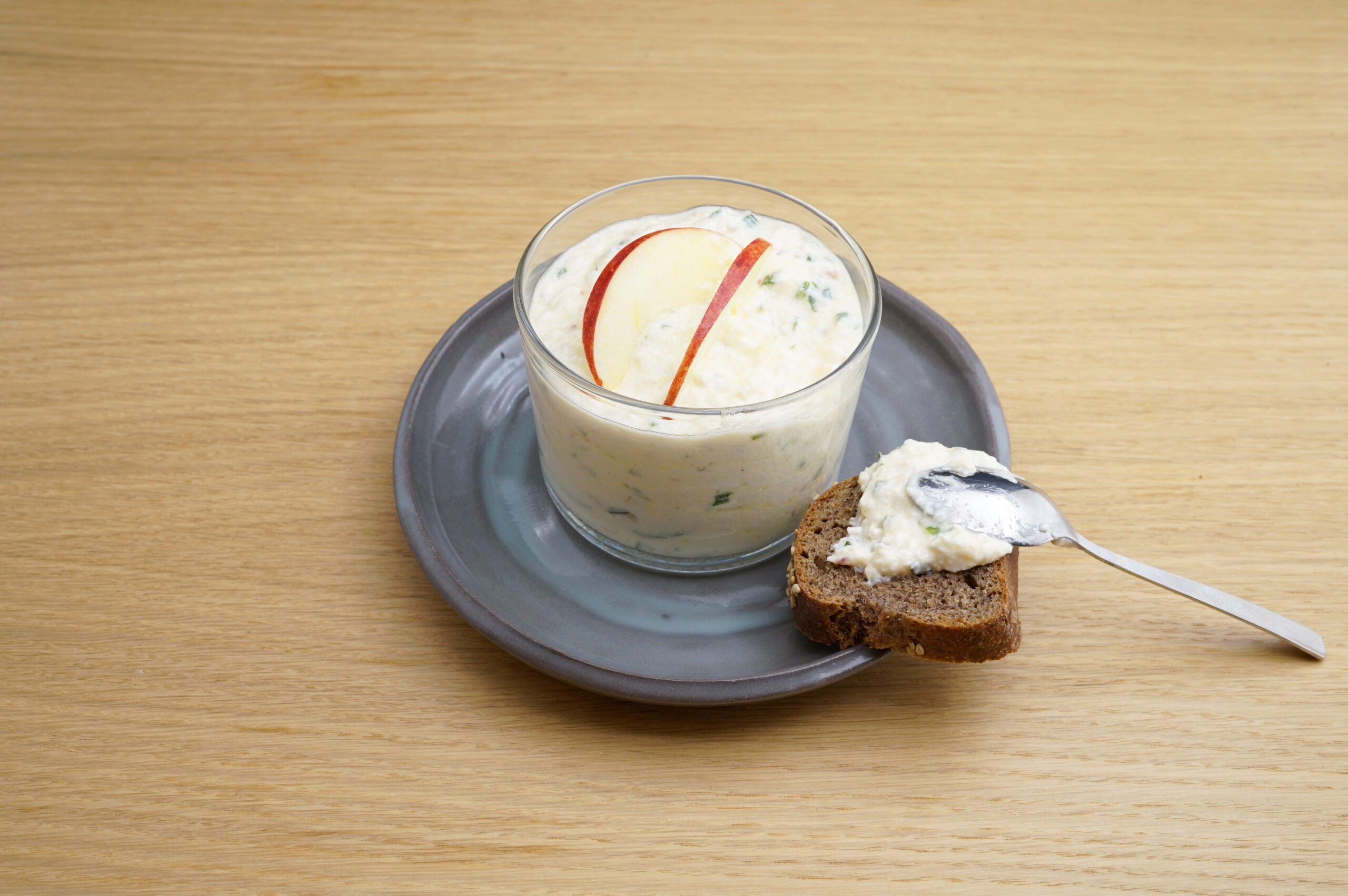 Leinöl[-]aufstrich mit Apfel und Kren
