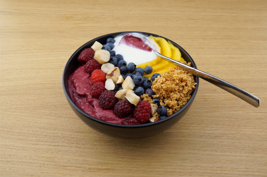 Frühstücks[-]bowl mit Beeren und Leinöl