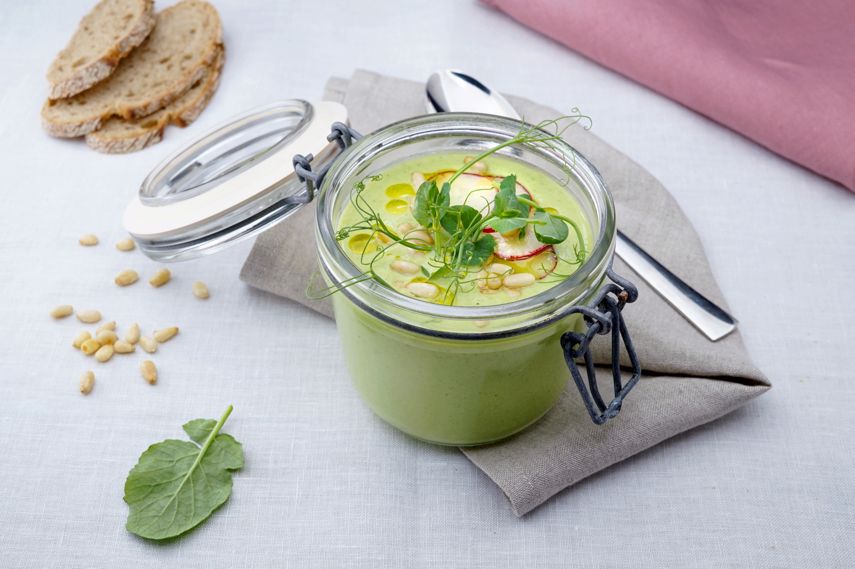 Grüne Buttermilch-Gazpacho mit Leinöl