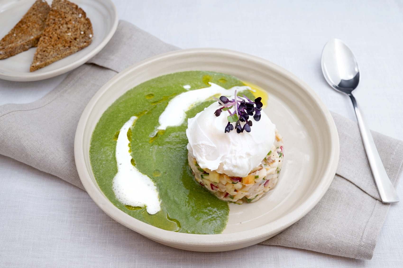 Räucher[-]forellen[-]tatar mit pochiertem Ei, Creme[-]spinat und Camelinaöl